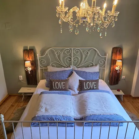 Apartment Sachserhof Fuer Familien Und Paaren In - Grosse Garten, Gratis Parken & Welan,nebenan Drauradweg Zum Radfahren Und Wandern Zentral Gelegen In Kaernten Zwischen Berge Und Seen