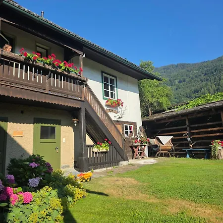 Apartment Sachserhof Fuer Familien Und Paaren In - Grosse Garten, Gratis Parken & Welan,nebenan Drauradweg Zum Radfahren Und Wandern Zentral Gelegen In Kaernten Zwischen Berge Und Seen Sachsenburg
